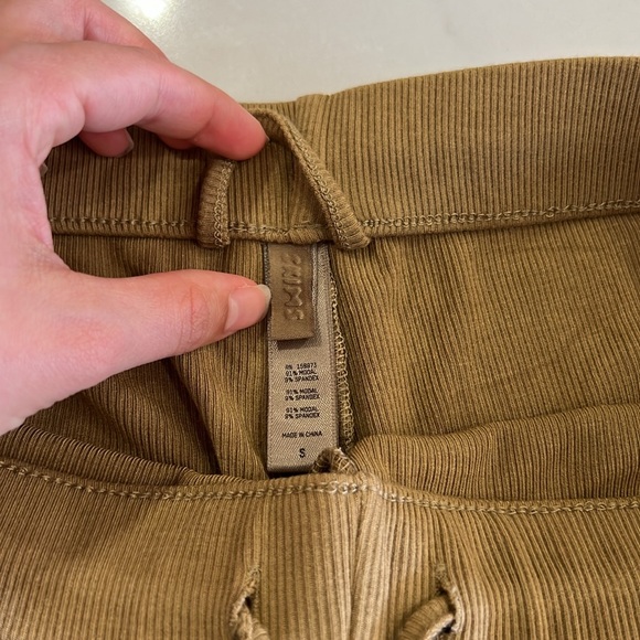 SKIMS Ribbed Lounge Set - Picture 12 of 13